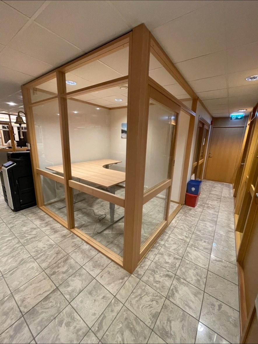 Rom med vinduer og glassvegger i treramme, under bygging