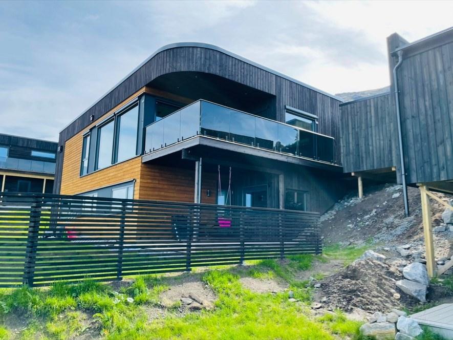 Moderne bolig med balkong og glassrekkverk